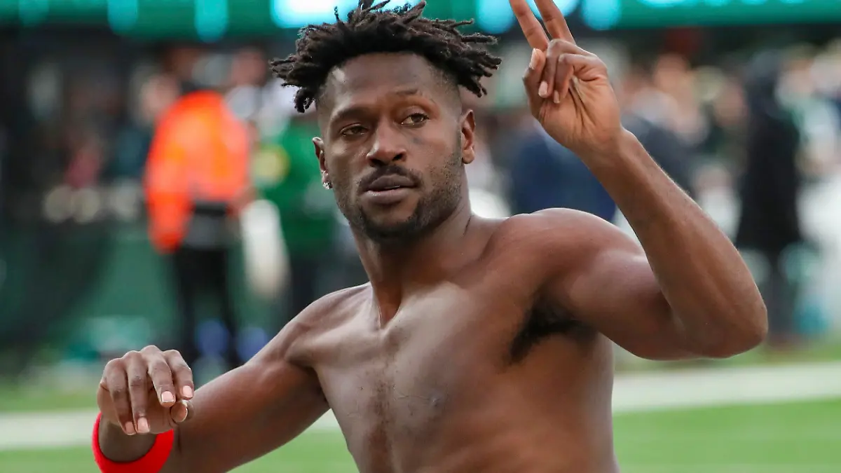 Tampa Bay Buccaneers wide receiver Antonio Brown (81) gestures to the crowd as he leaves the field while his team's offense is on the field against the New York Jets during the third quarter of an NFL football game Sunday, Jan. 2, 2022, in East Rutherford, N.J. Brown left the game and did not return. (Andrew Mills/NJ Advance Media via AP)
