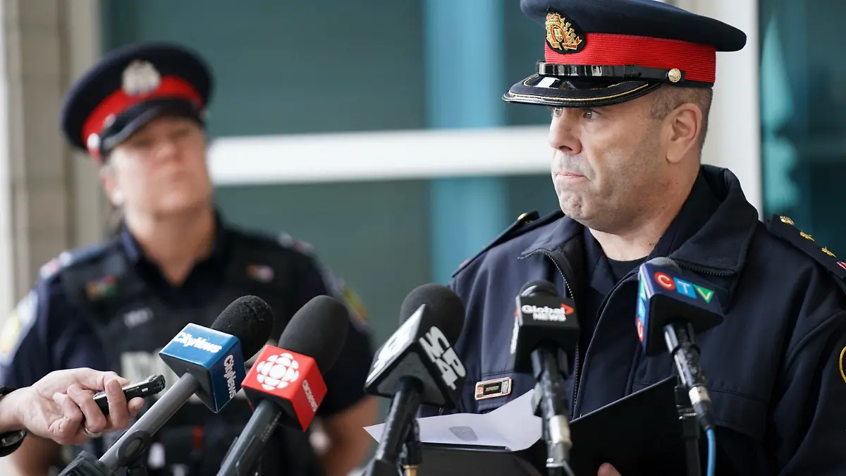 20.04.2023, Kanada, Mississauga: Police Inspector Stephen Duivesteyn spricht zu den Medien über einen Diebstahl am Toronto Pearson International Airport. Einen Container mit Gold und anderen Gegenständen im Wert von mehr als 20 Millionen kanadischen Dollar (umgerechnet rund 13,5 Millionen Euro) haben Diebe am internationalen Flughafen Perason in Toronto geraubt. Der Container sei bereits am Montag gestohlen worden, nachdem er in einer Frachtanlage aus einem Flugzeug entladen worden sei, sagte Stephen Duivesteyn von der Polizei Peel am Donnerstagabend (Ortszeit) Medienberichten zufolge. Foto: Arlyn Mcadorey/Canadian Press via ZUMA Press/dpa +++ dpa-Bildfunk +++