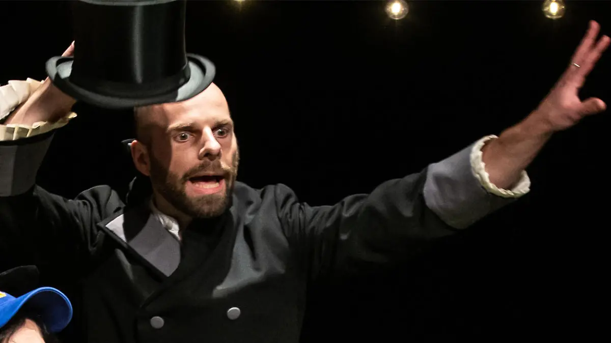 Schauspieler Joseph Reichelt kollabiert plötzlich während der Premiere in den Hamburger Kammerspielen.