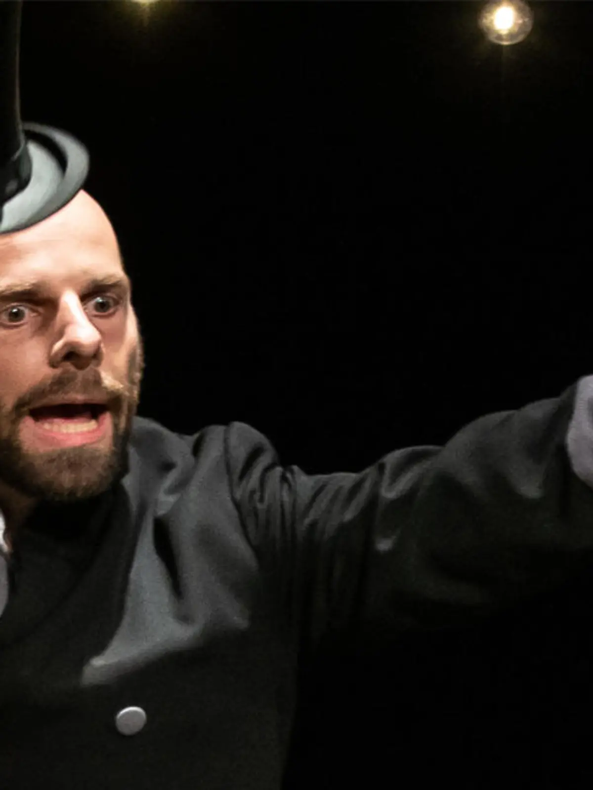 Schauspieler Joseph Reichelt kollabiert plötzlich während der Premiere in den Hamburger Kammerspielen.