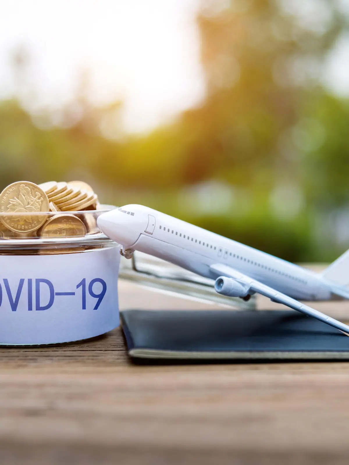 Spielzeugflugzeug neben Geld
