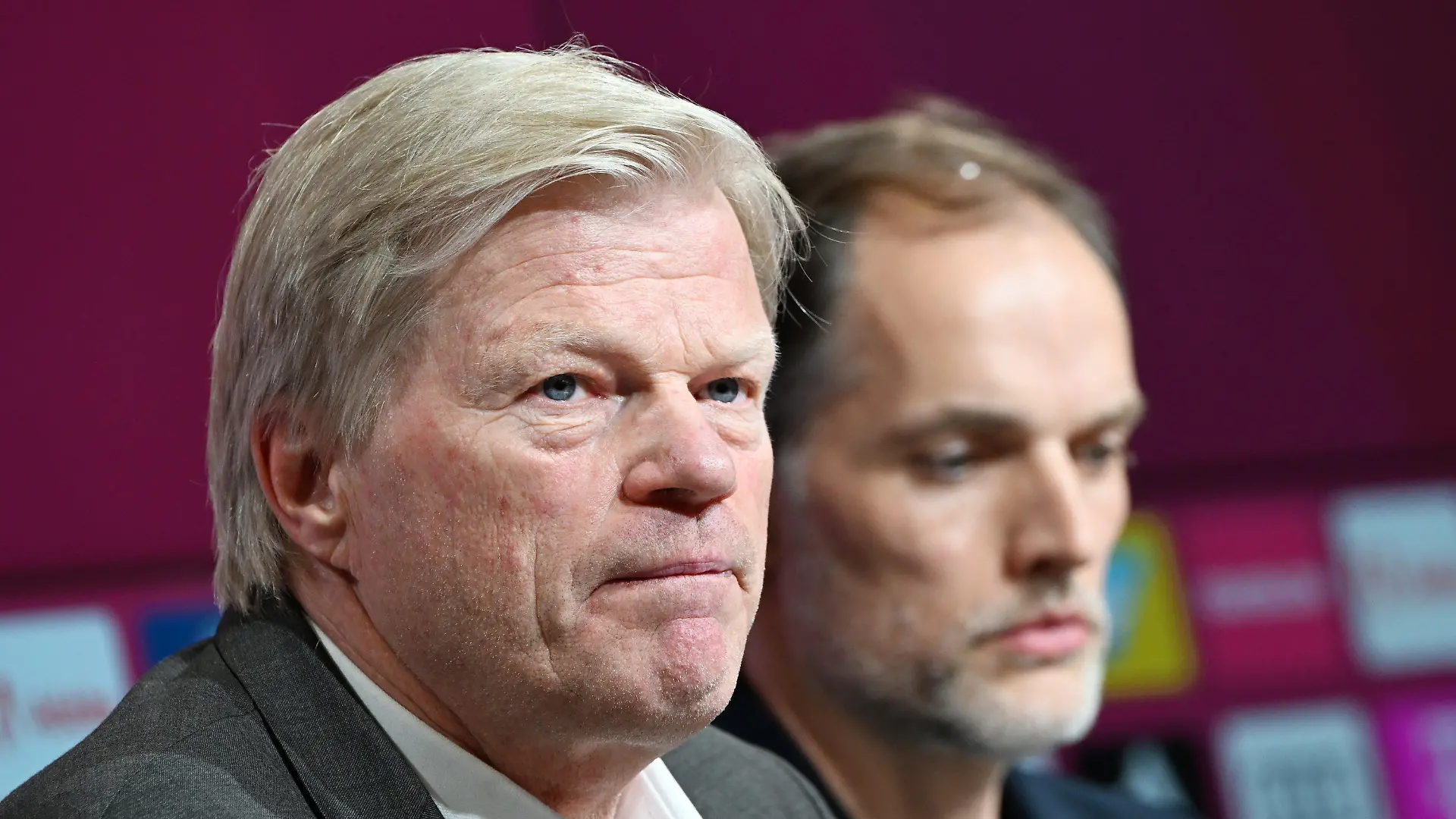 ARCHIV - 25.03.2023, Bayern, München: Fußball: Bundesliga. Der neuen Cheftrainer Thomas Tuchel (r) sitzt neben dem Vorstandschef Oliver Kahn bei einer Pressekonferenz nach dem Trainerwechsel beim FC Bayern München. Kahn erhöht vor dem Saisonfianle den Druck auf das Team. (zu dpa: «Kahn erhöht Druck auf Bayern-Profis: Zu wenig Wille und Bereitschaft») Foto: Angelika Warmuth/dpa +++ dpa-Bildfunk +++