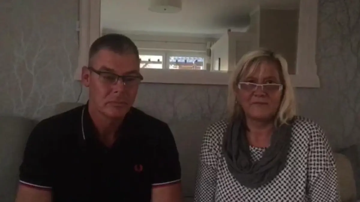 Frau und Mann auf Couch