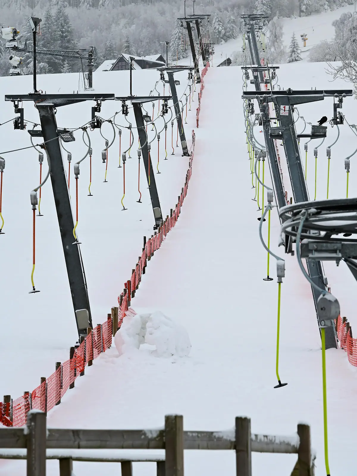 08.01.2021, Hessen, Willingen: Blick auf einen gesperrten Skilift. In dem Wintersportort gilt wegen der Corona-Pandemie von diesem Freitag an ein Betretungsverbot für Skipisten und Rodelhänge. Auslöser des Verbots war die Situation am vergangenen Wochenende: Nachdem die Wintersportregion Winterberg im benachbarten Nordrhein-Westfalen Pisten und Parkplätze geschlossen hatte, waren Tausende Ausflügler nach Nordhessen ausgewichen. Foto: Uwe Zucchi/dpa +++ dpa-Bildfunk +++