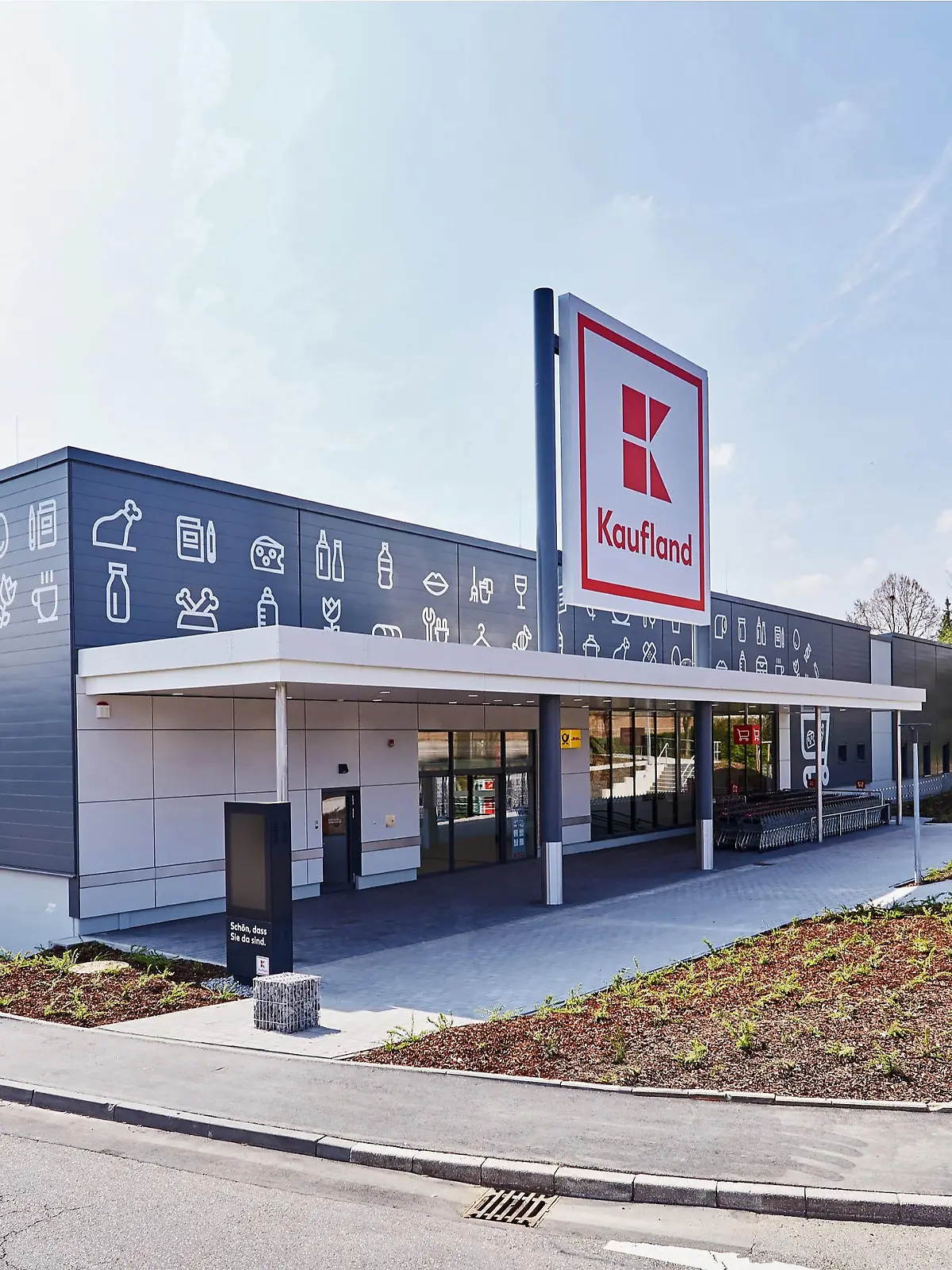 Das Kaufland-Logo ziert bald auch die ehemaligen Real-Filialen.