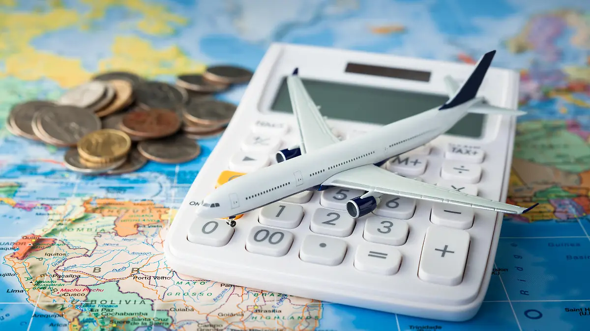 Spielzeugflugzeit und Taschenrechner auf Landkarte