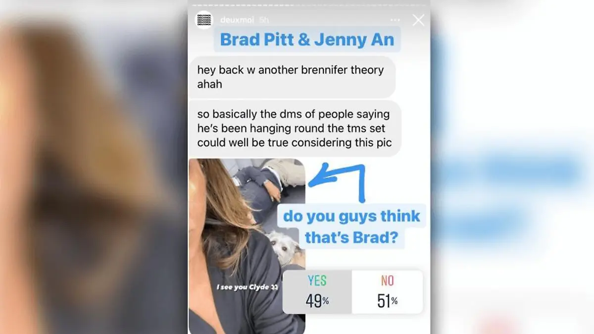 Ist das im Hintergrund von Jennifer Anistons Selfie etwa Brad Pitt?