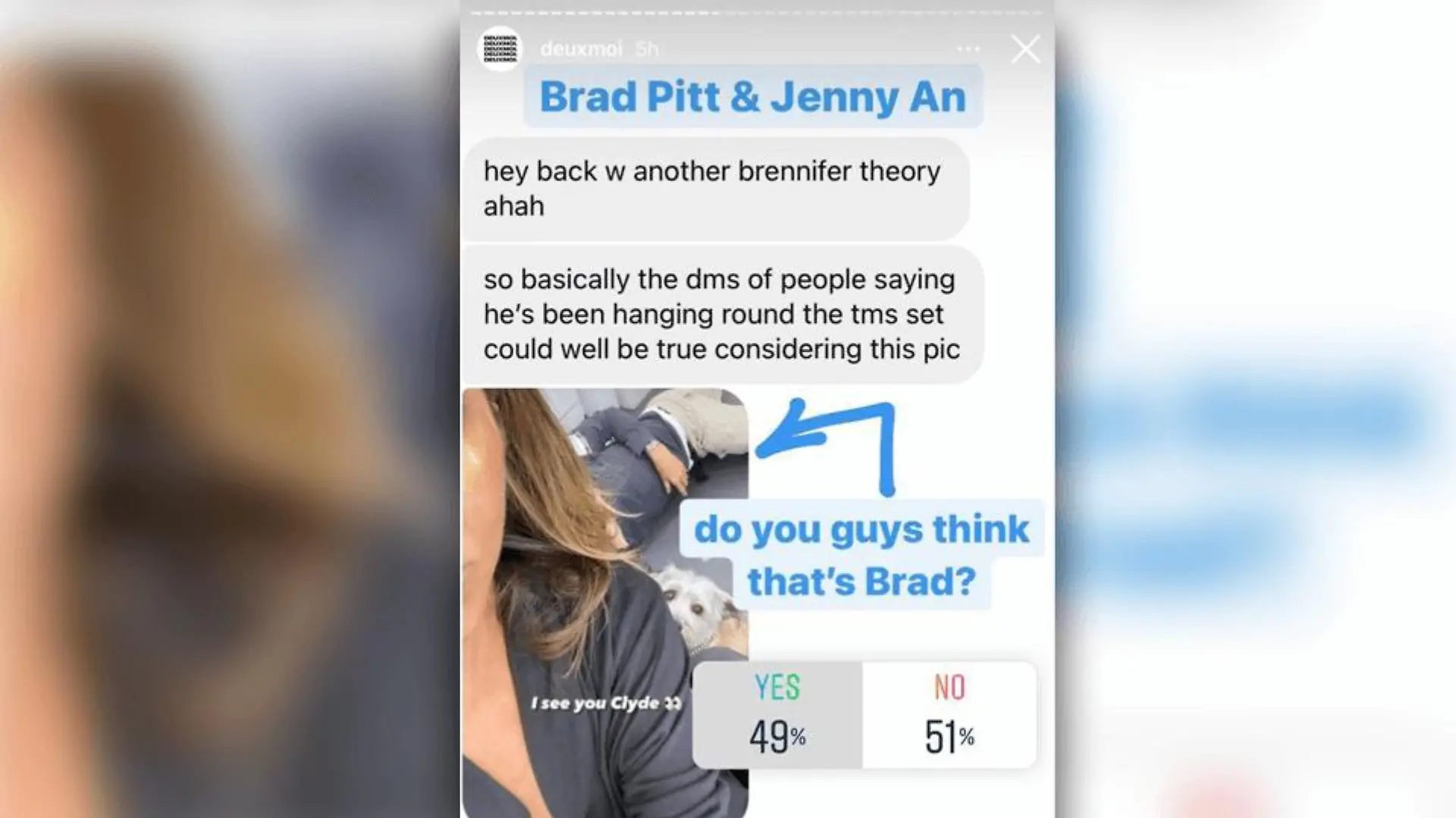 Ist das im Hintergrund von Jennifer Anistons Selfie etwa Brad Pitt?