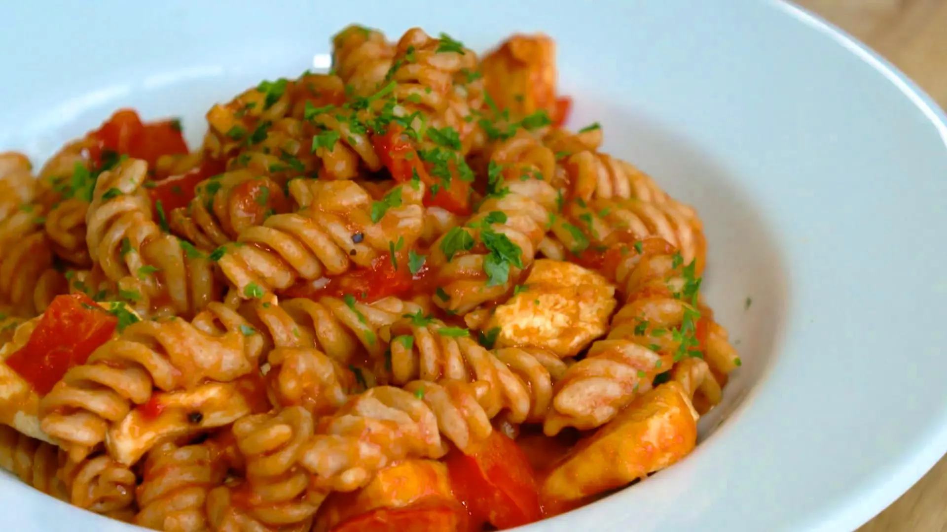 One Pot Pasta mit Hähnchen und Paprika