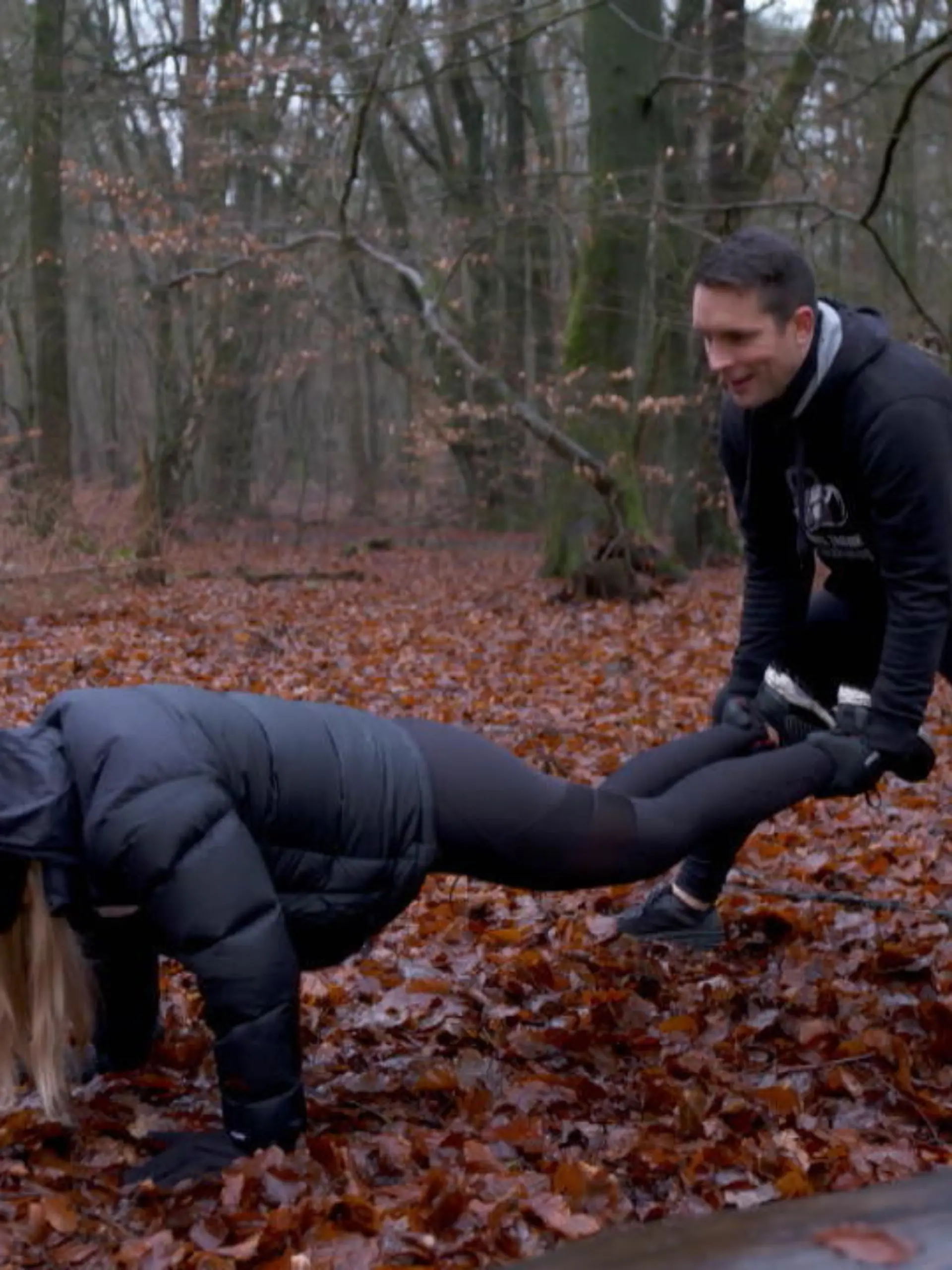 Die Fitness-Studios sind zu und Vereinssport darf aktuell nicht betrieben werden - doch wie schafft man es trotz Lockdown und Homeoffice sportlich fit zu bleiben? Personal Trainer Marcel Tratnik (39)  gibt wertvolle Fitness-Tipps und hat einen ganz besonderen Outdoor-Studio als Favoriten: Den Wald.