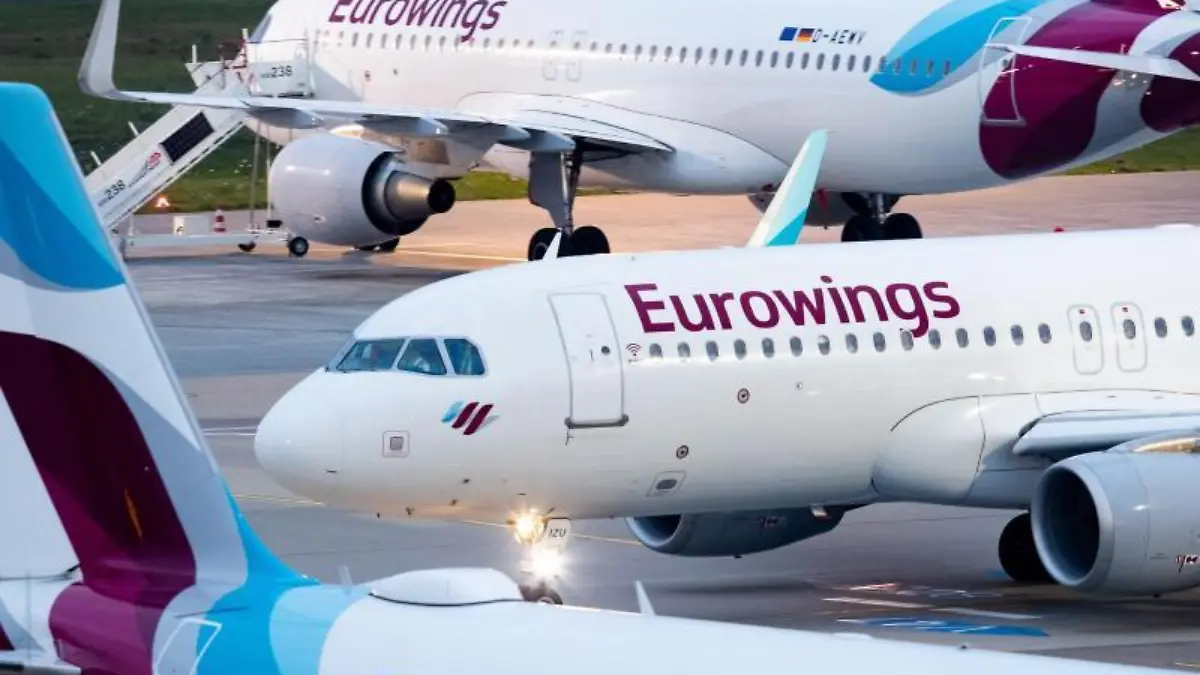 Flugzeuge von Eurowings stehen auf dem Vorfeld eines Flughafens