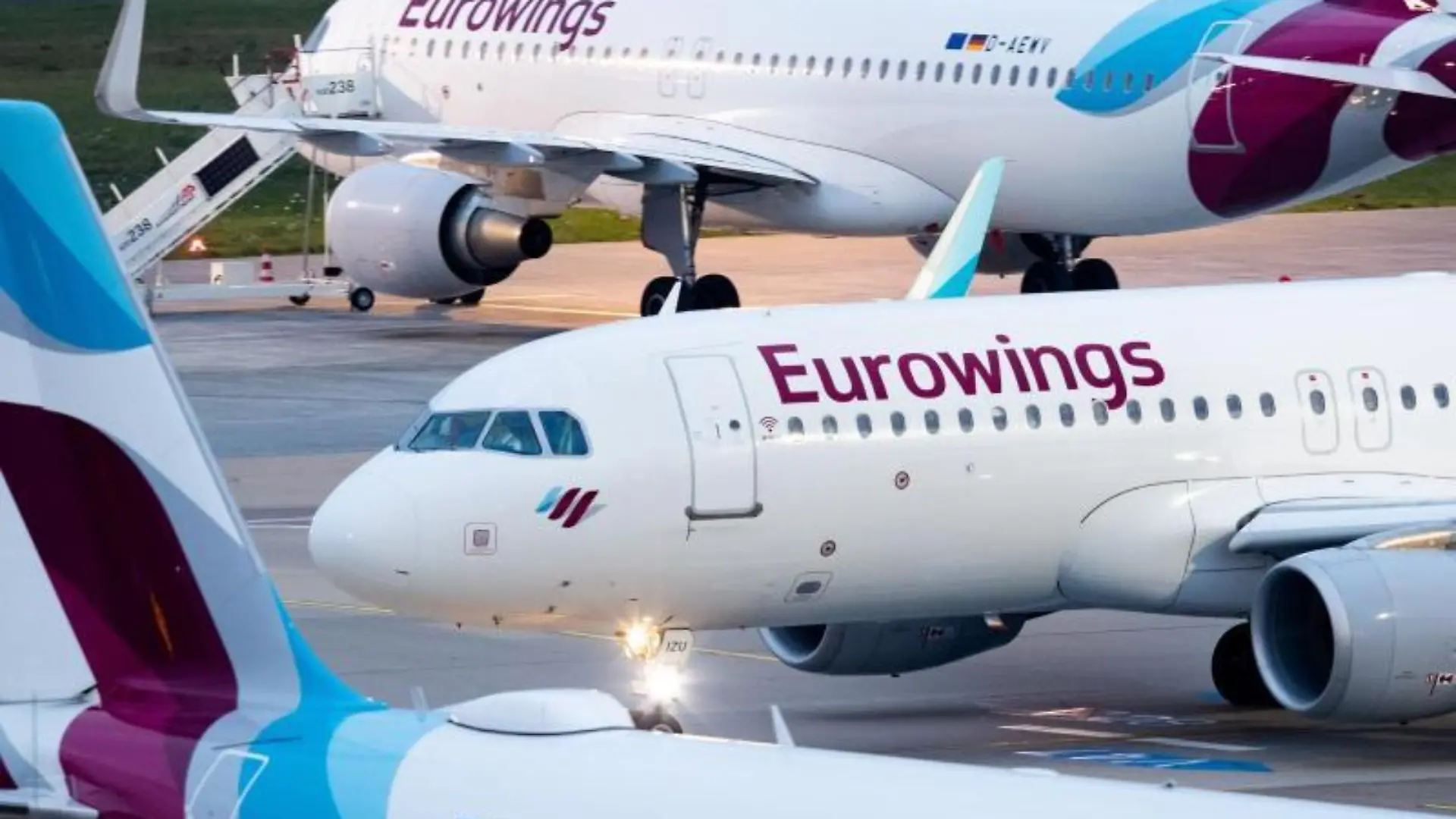 Flugzeuge von Eurowings stehen auf dem Vorfeld eines Flughafens