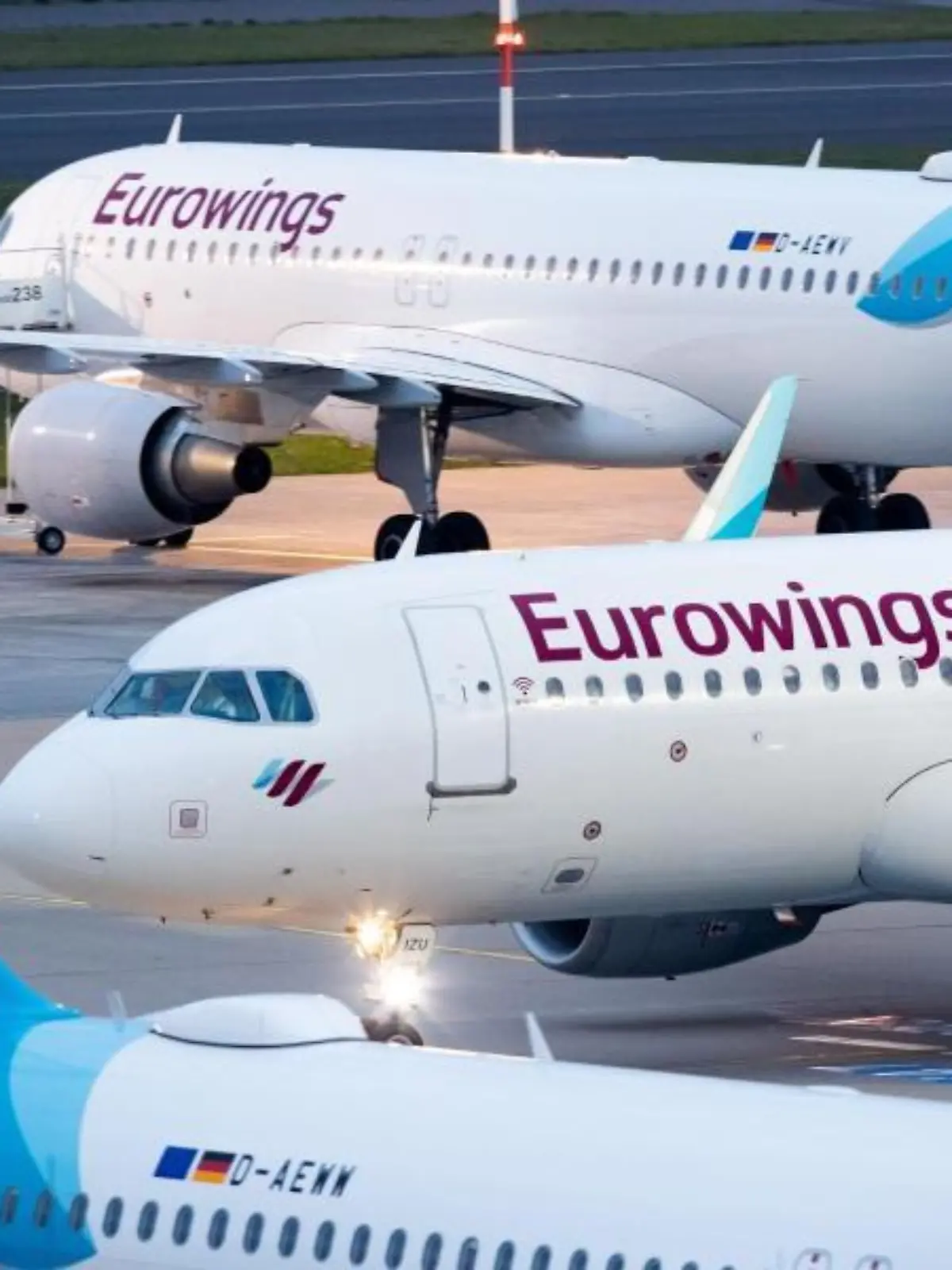 Flugzeuge von Eurowings stehen auf dem Vorfeld eines Flughafens