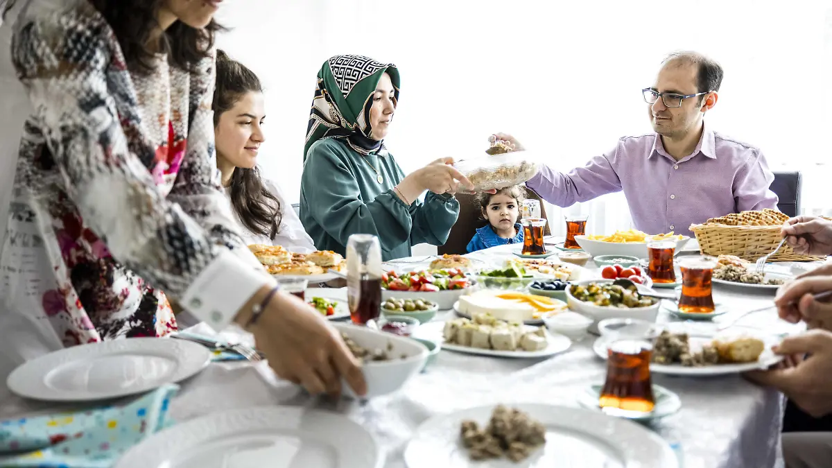 2022-07-09 13:12:54 DEURNE - Freunde und Familie am Frühstückstisch während der Feier des Opferfestes. Der islamische Feiertag ist neben dem Zuckerfest eines der wichtigsten Feste für Muslime. Es wird in Erinnerung an den Propheten Ibrahim (Abraham) gefeiert, der bereit war, seinen Sohn für Allah zu opfern. ANP ROB ANGELAAR