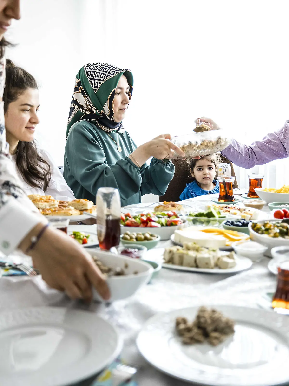 2022-07-09 13:12:54 DEURNE - Freunde und Familie am Frühstückstisch während der Feier des Opferfestes. Der islamische Feiertag ist neben dem Zuckerfest eines der wichtigsten Feste für Muslime. Es wird in Erinnerung an den Propheten Ibrahim (Abraham) gefeiert, der bereit war, seinen Sohn für Allah zu opfern. ANP ROB ANGELAAR