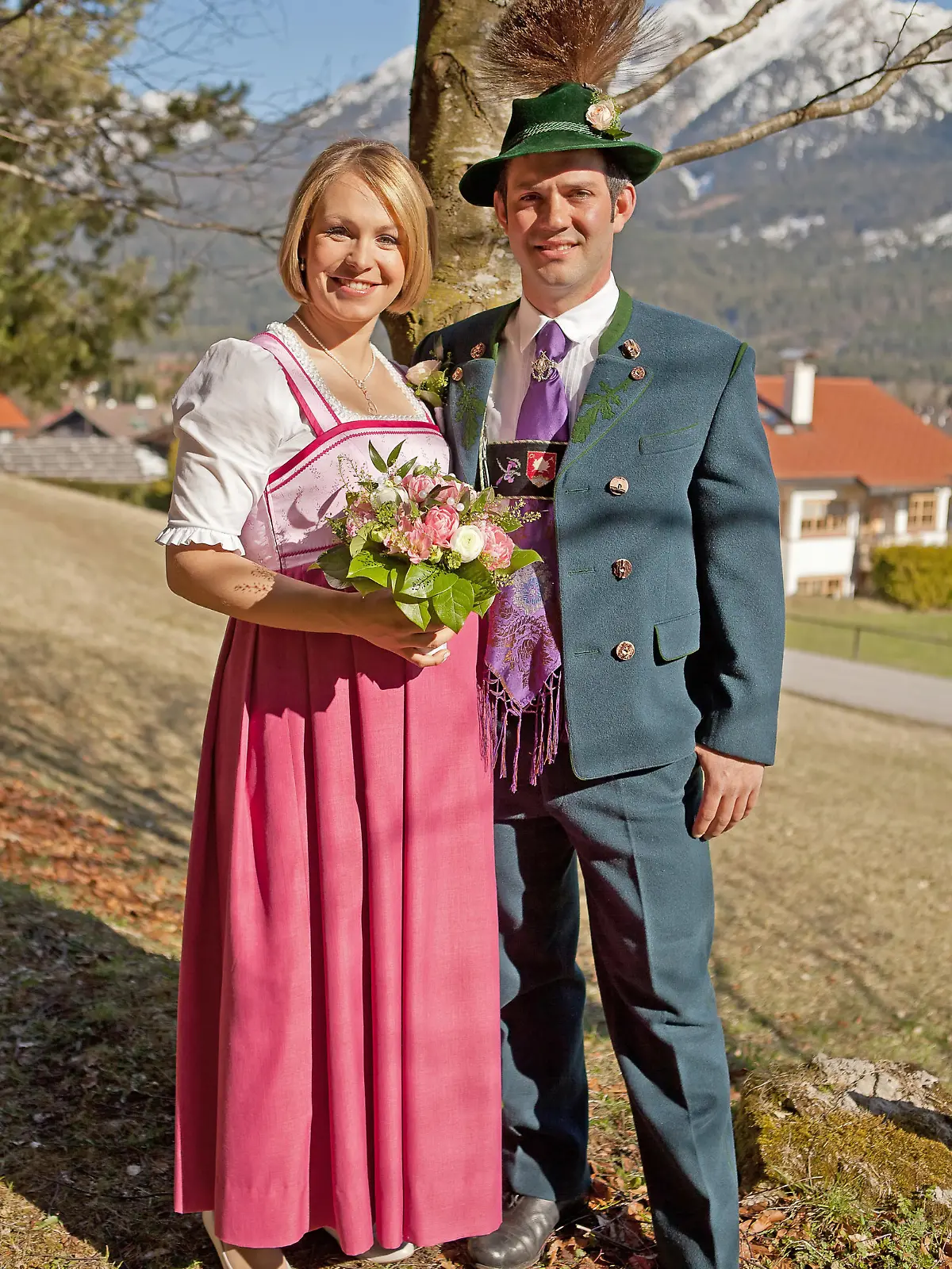 HANDOUT - In bayerischer Tracht stehen die Biathletin Magdalena Neuner und ihr Ehemann Josef Holzer auf ihrem Hochzeitsfoto am 29.03.2014 an einem Baum in Walgau (Bayern). Kurz vor der Geburt ihres ersten Kindes gab die Rekord-Weltmeisterin ihrem langjährigen Freund Josef Holzer das Ja-Wort.   Foto: Thomas Wimmer/dpa   (zu dpa "Lena im Glück: Neuner heiratet und freut sich auf ihr Baby" vom 30.03.2014 - ACHTUNG: Verwendung nur zu redaktionellen Zwecken und bei vollständiger Quellenangabe "Thomas Wimmer/dpa") +++(c) dpa - Bildfunk+++