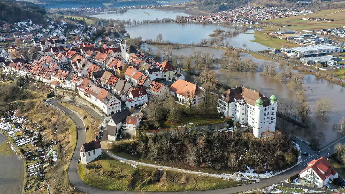 04.02.2021, Baden-Württemberg, Mühlheim an der Donau: Die Stadt Mühlheim liegt an der Donau, die durch das Hochwasser derzeit über die Ufer getreten ist. Die Stadt Mühlheim an der Donau hat eine besonders hohe Inzidenz verursacht durch eine Wandergruppe. Aufnahme mit Drohne Foto: Felix Kästle/dpa +++ dpa-Bildfunk +++
