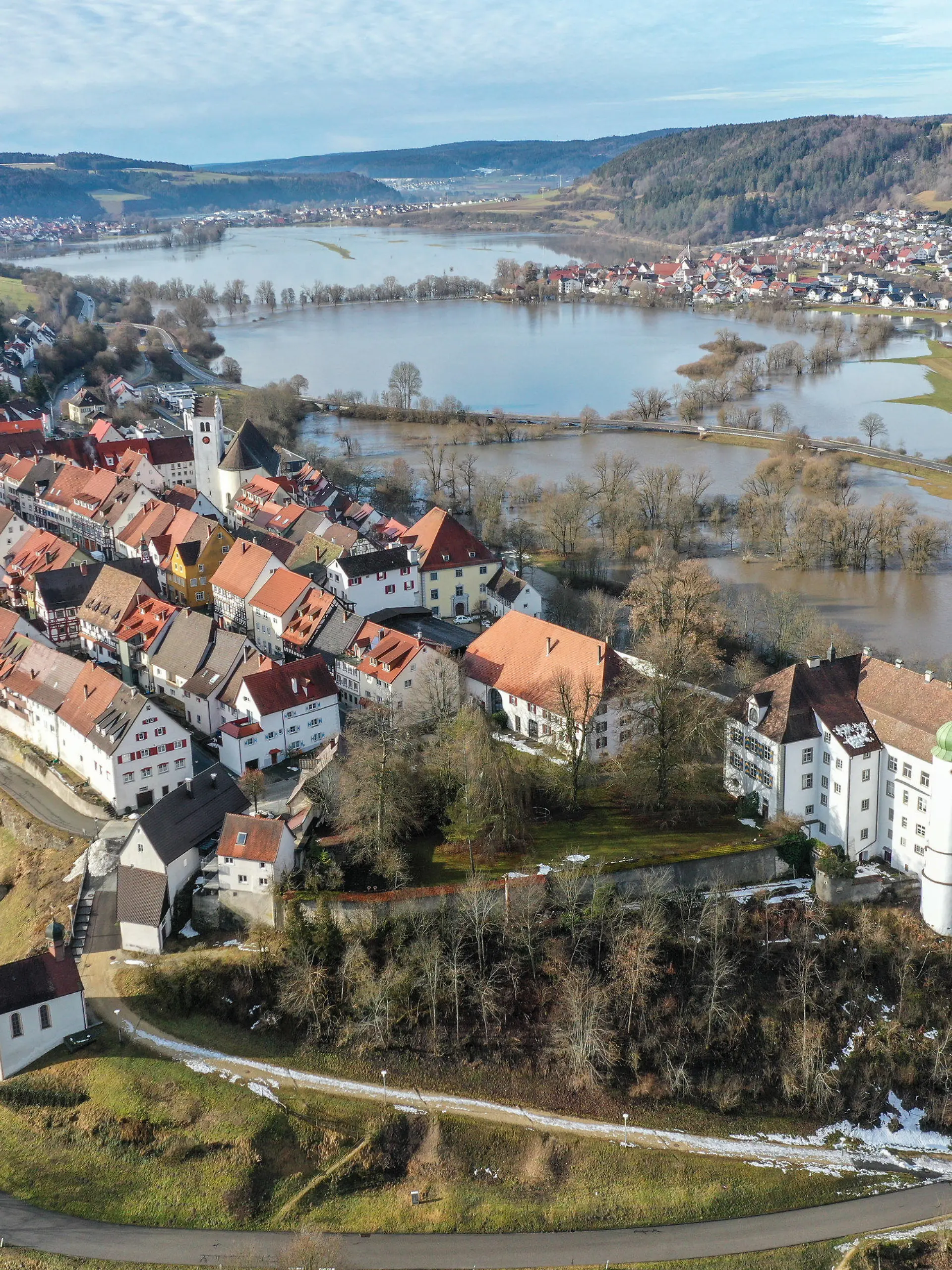 04.02.2021, Baden-Württemberg, Mühlheim an der Donau: Die Stadt Mühlheim liegt an der Donau, die durch das Hochwasser derzeit über die Ufer getreten ist. Die Stadt Mühlheim an der Donau hat eine besonders hohe Inzidenz verursacht durch eine Wandergruppe. Aufnahme mit Drohne Foto: Felix Kästle/dpa +++ dpa-Bildfunk +++