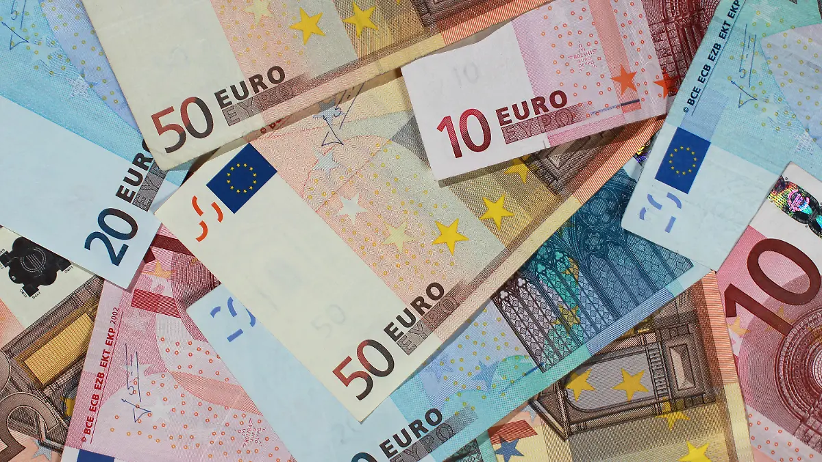 ARCHIV - ILLUSTRATION - Banknoten von 50, 20 und 10 Euro, liegen am 29.09.2010 in Magdeburg (Sachsen-Anhalt) auf einem Haufen. Die Geldvermögen der Menschen in Deutschland sind auf ein Rekordniveau gestiegen. Foto: Jens Wolf/dpa (zu dpa "Private Geldvermögen so groß wie nie zuvor" vom 19.10.2016) +++(c) dpa - Bildfunk+++
