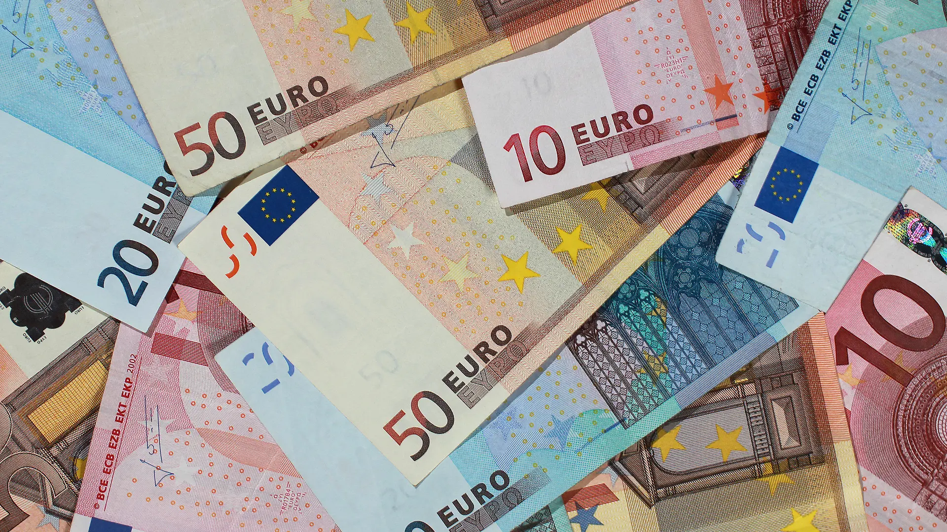 ARCHIV - ILLUSTRATION - Banknoten von 50, 20 und 10 Euro, liegen am 29.09.2010 in Magdeburg (Sachsen-Anhalt) auf einem Haufen. Die Geldvermögen der Menschen in Deutschland sind auf ein Rekordniveau gestiegen. Foto: Jens Wolf/dpa (zu dpa "Private Geldvermögen so groß wie nie zuvor" vom 19.10.2016) +++(c) dpa - Bildfunk+++