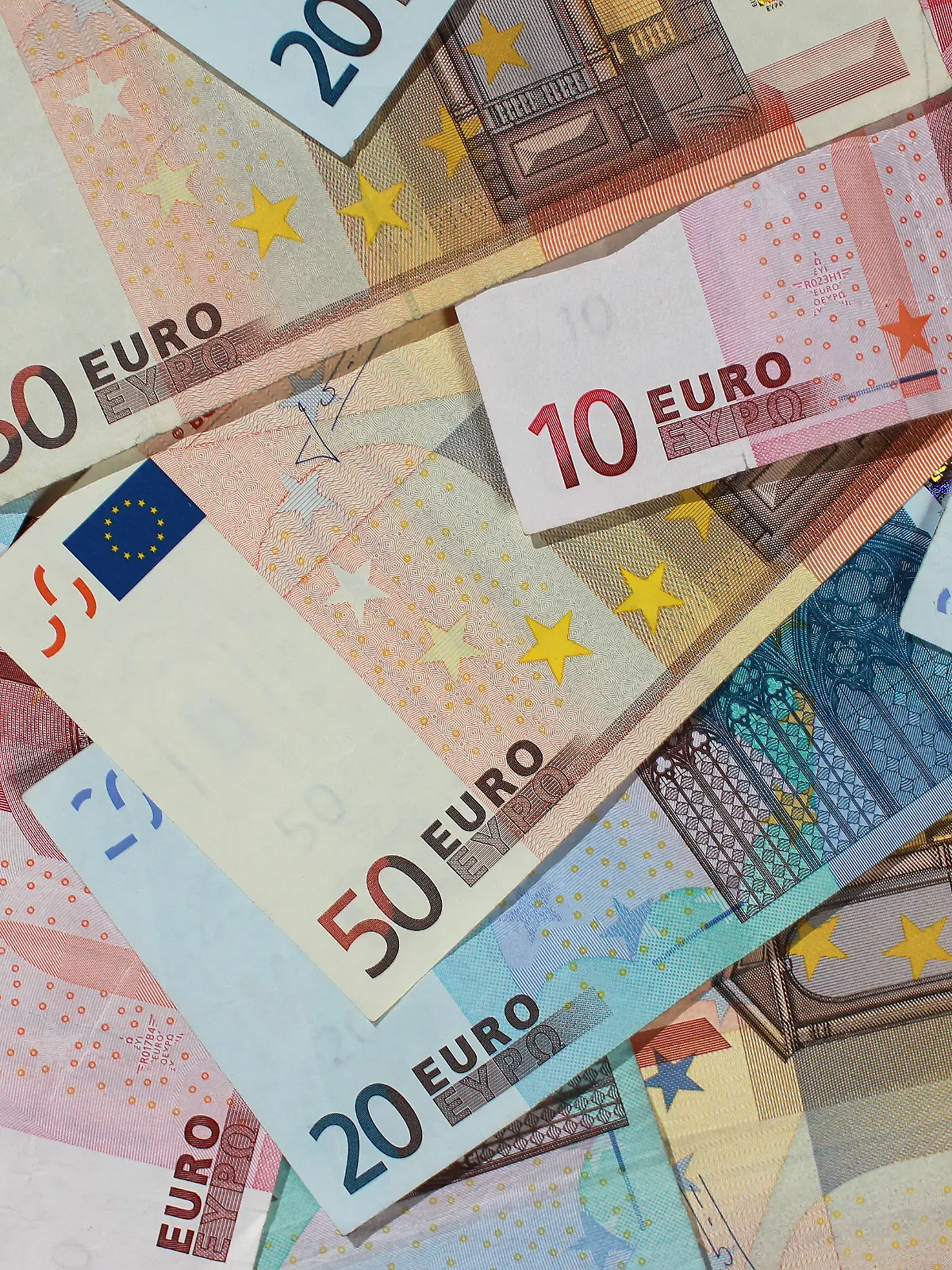 ARCHIV - ILLUSTRATION - Banknoten von 50, 20 und 10 Euro, liegen am 29.09.2010 in Magdeburg (Sachsen-Anhalt) auf einem Haufen. Die Geldvermögen der Menschen in Deutschland sind auf ein Rekordniveau gestiegen. Foto: Jens Wolf/dpa (zu dpa "Private Geldvermögen so groß wie nie zuvor" vom 19.10.2016) +++(c) dpa - Bildfunk+++