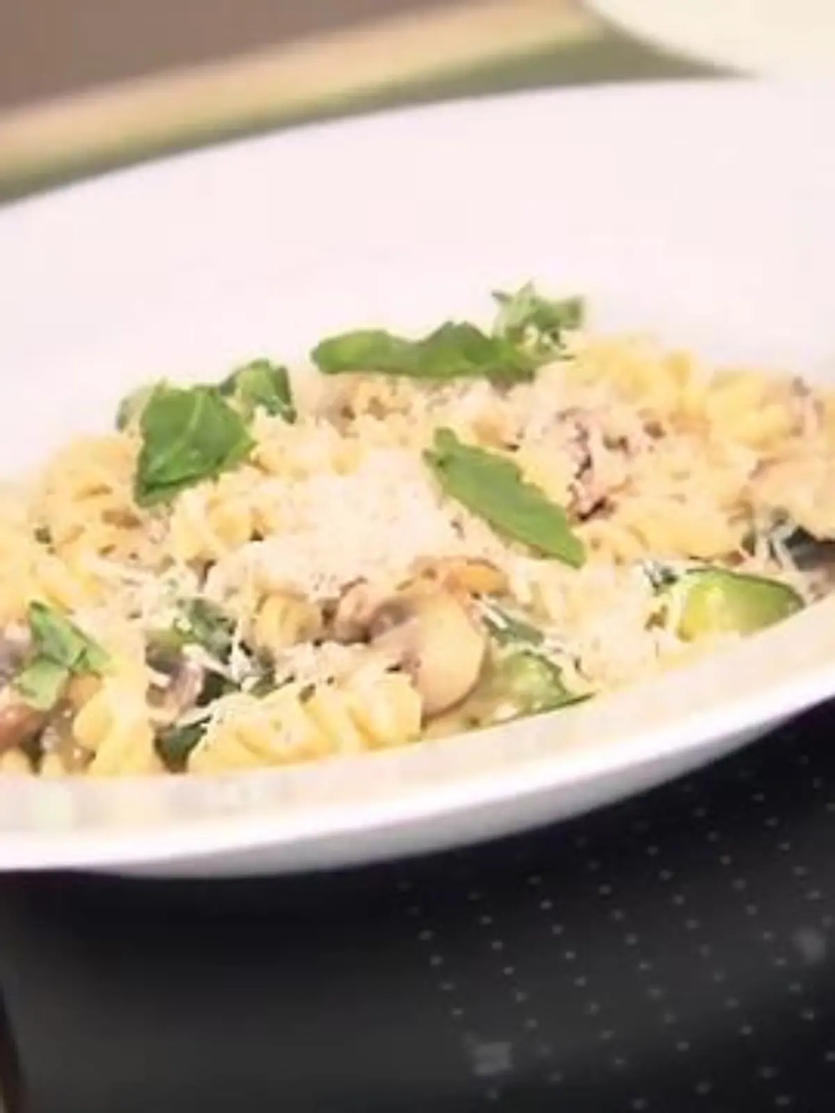Perfekt fürs schnelle Mittagessen: Nach ein bisschen Schnippeln kocht sich diese Pasta in 15 Minuten quasi von selbst, denn alles kommt in einen Topf. Wie einfach das geht, sehen Sie im Video.
