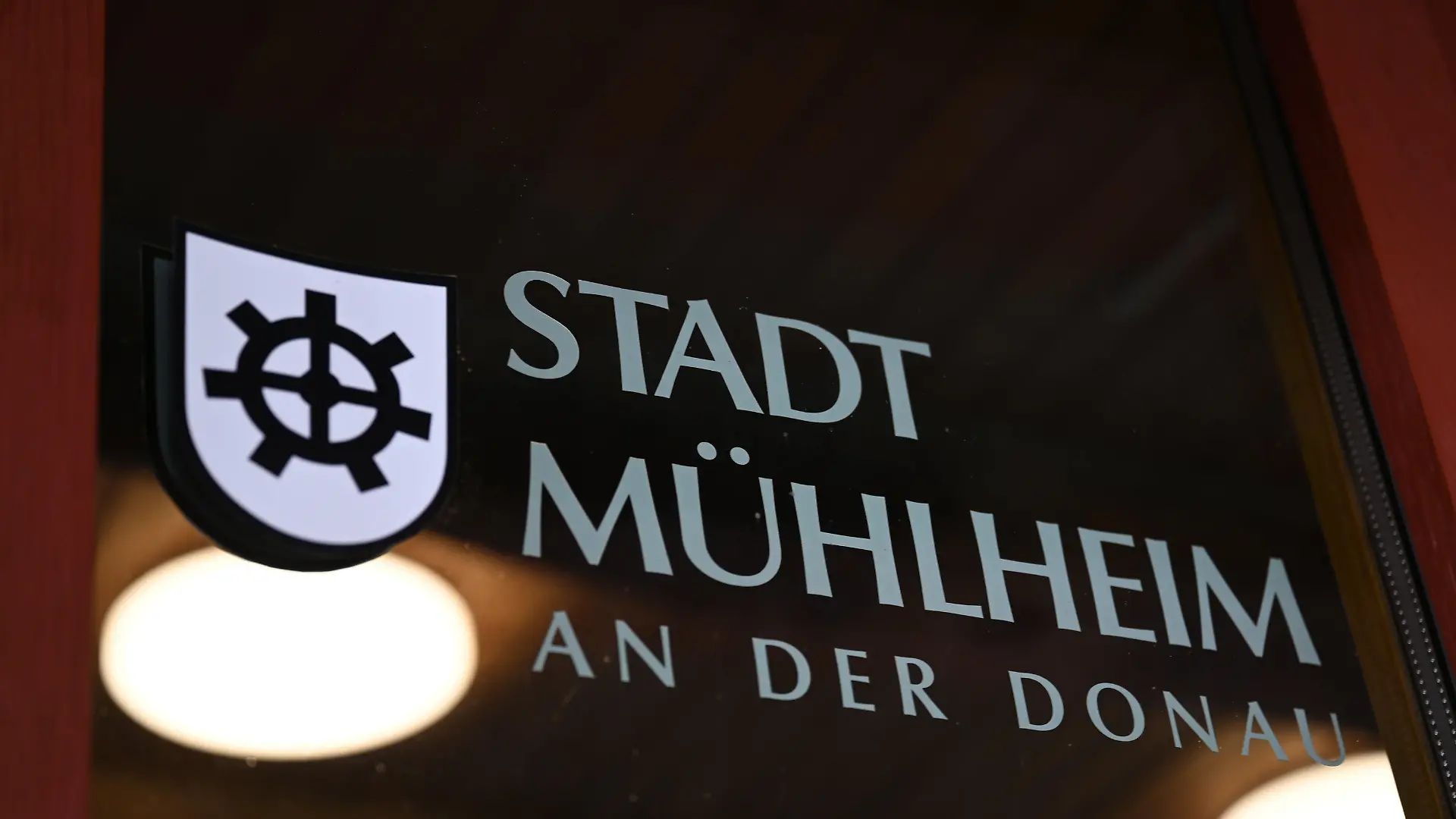 04.02.2021, Baden-Württemberg, Mühlheim an der Donau: Am Eingang zum Rathaus steht die Aufschrift «Stadt Mühlheim an der Donau». Die Stadt Mühlheim an der Donau hat eine besonders hohe Inzidenz verursacht durch eine Wandergruppe. Foto: Felix Kästle/dpa +++ dpa-Bildfunk +++