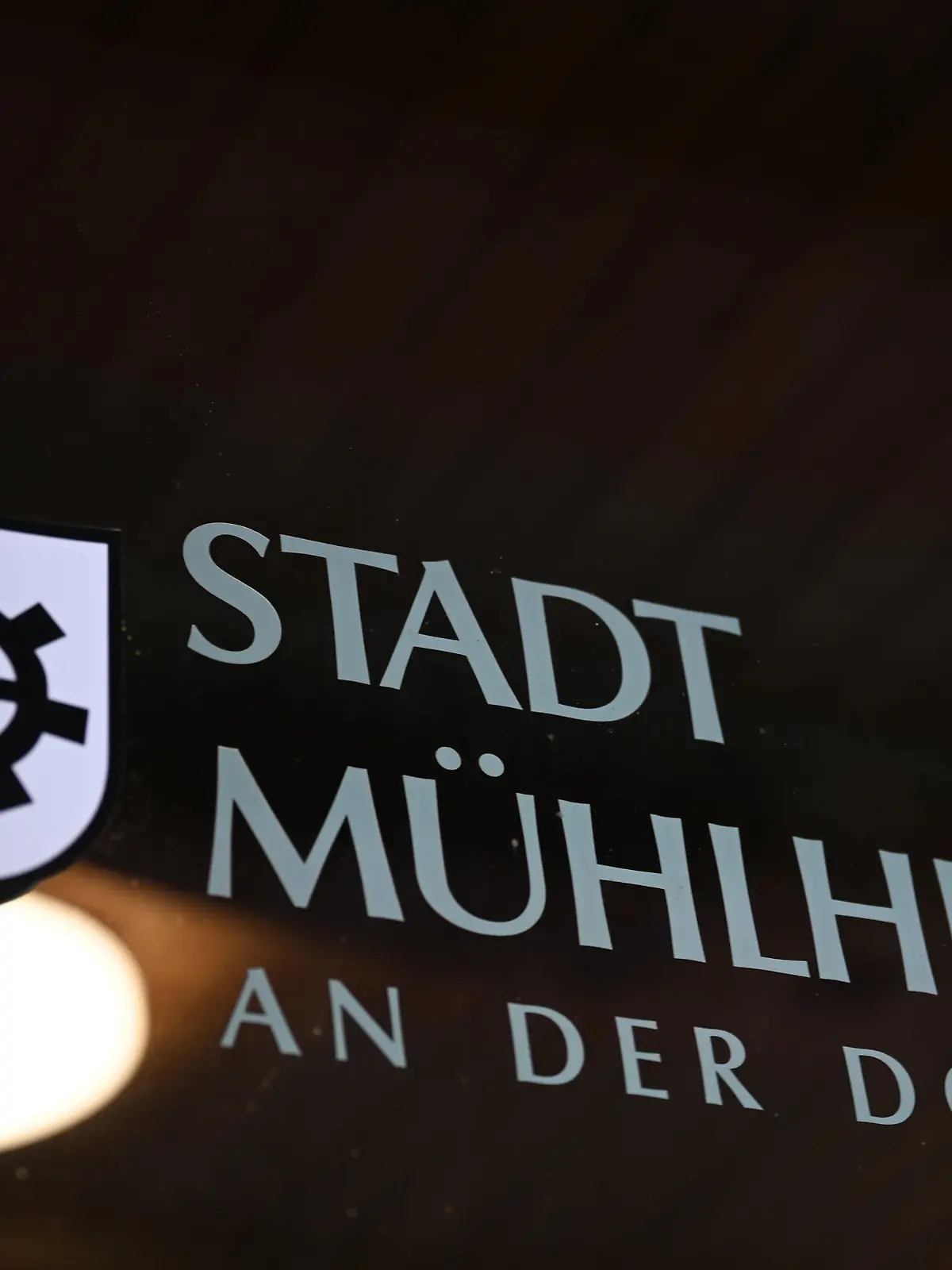 04.02.2021, Baden-Württemberg, Mühlheim an der Donau: Am Eingang zum Rathaus steht die Aufschrift «Stadt Mühlheim an der Donau». Die Stadt Mühlheim an der Donau hat eine besonders hohe Inzidenz verursacht durch eine Wandergruppe. Foto: Felix Kästle/dpa +++ dpa-Bildfunk +++
