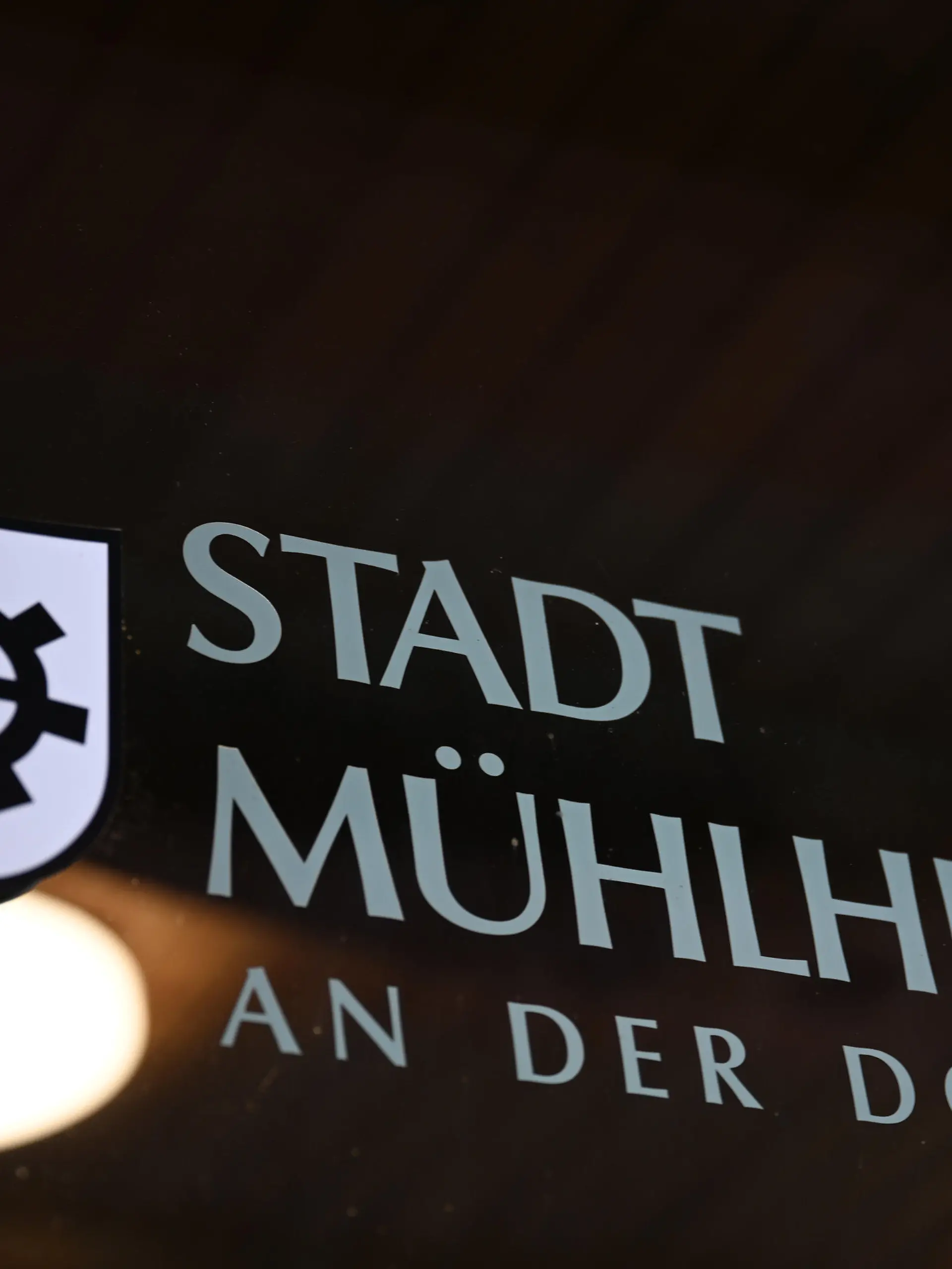 04.02.2021, Baden-Württemberg, Mühlheim an der Donau: Am Eingang zum Rathaus steht die Aufschrift «Stadt Mühlheim an der Donau». Die Stadt Mühlheim an der Donau hat eine besonders hohe Inzidenz verursacht durch eine Wandergruppe. Foto: Felix Kästle/dpa +++ dpa-Bildfunk +++