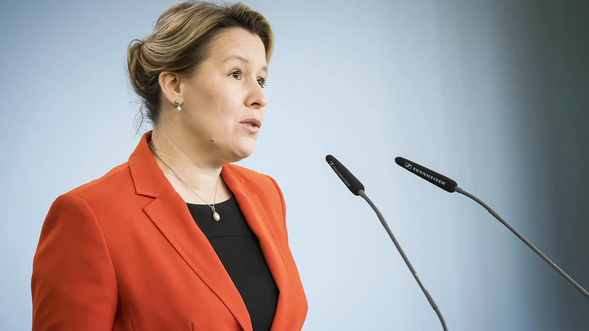 Bundesfamilienministerin Franziska Giffey, SPD, aufgenommen bei einem Statement vor Journalisten in Berlin. 03.02.2021. Berlin Deutschland *** Federal Minister for Family Affairs Franziska Giffey, SPD, recorded during a statement to journalists in Berlin 03 02 2021 Berlin Germany Copyright: xFelixxZahn/photothek.netx