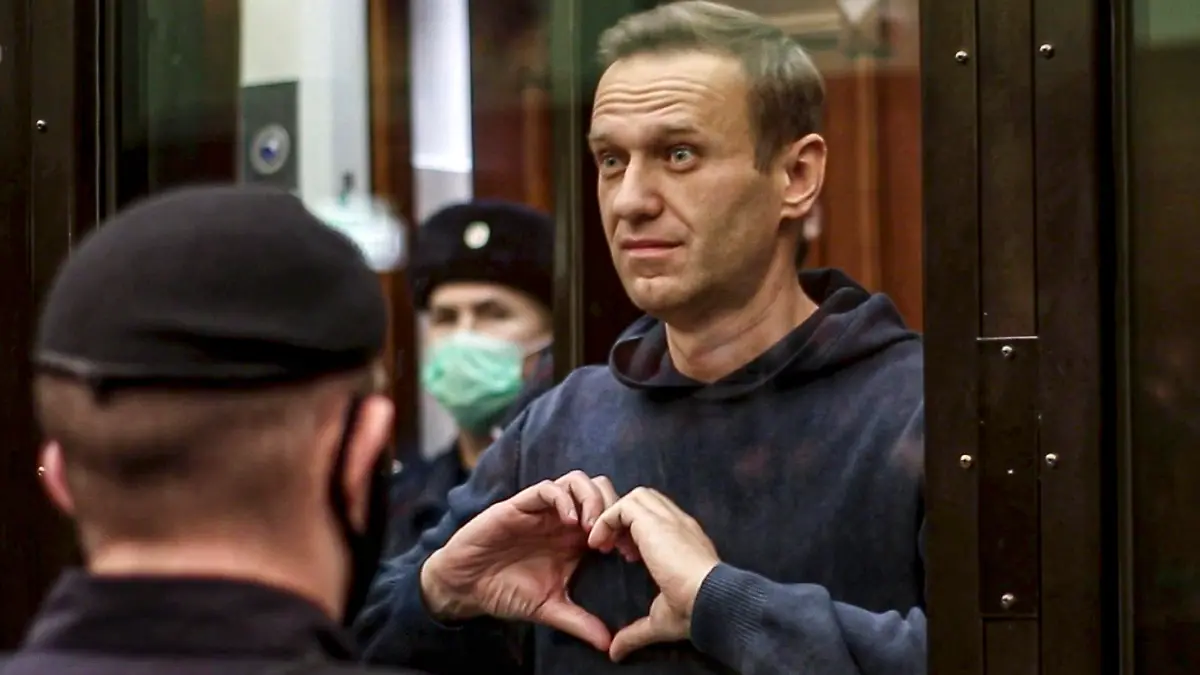 HANDOUT - 02.02.2021, Russland, Moskau: Dieses vom Moskauer Gericht zur Verfügung gestellte Foto zeigt den russischen Oppositionsführer Alexej Nawalny, der im Gerichtssaal mit seinen Händen ein Herz formt. Der Kremlgegner Alexej Nawalny wird wie erwartet durch ein Moskauer Gerichtsurteil für Jahre politisch kalt gestellt. Foto: Uncredited/Moscow City Court/AP/dpa - ACHTUNG: Nur zur redaktionellen Verwendung im Zusammenhang mit der aktuellen Berichterstattung und nur mit vollständiger Nennung des vorstehenden Credits +++ dpa-Bildfunk +++