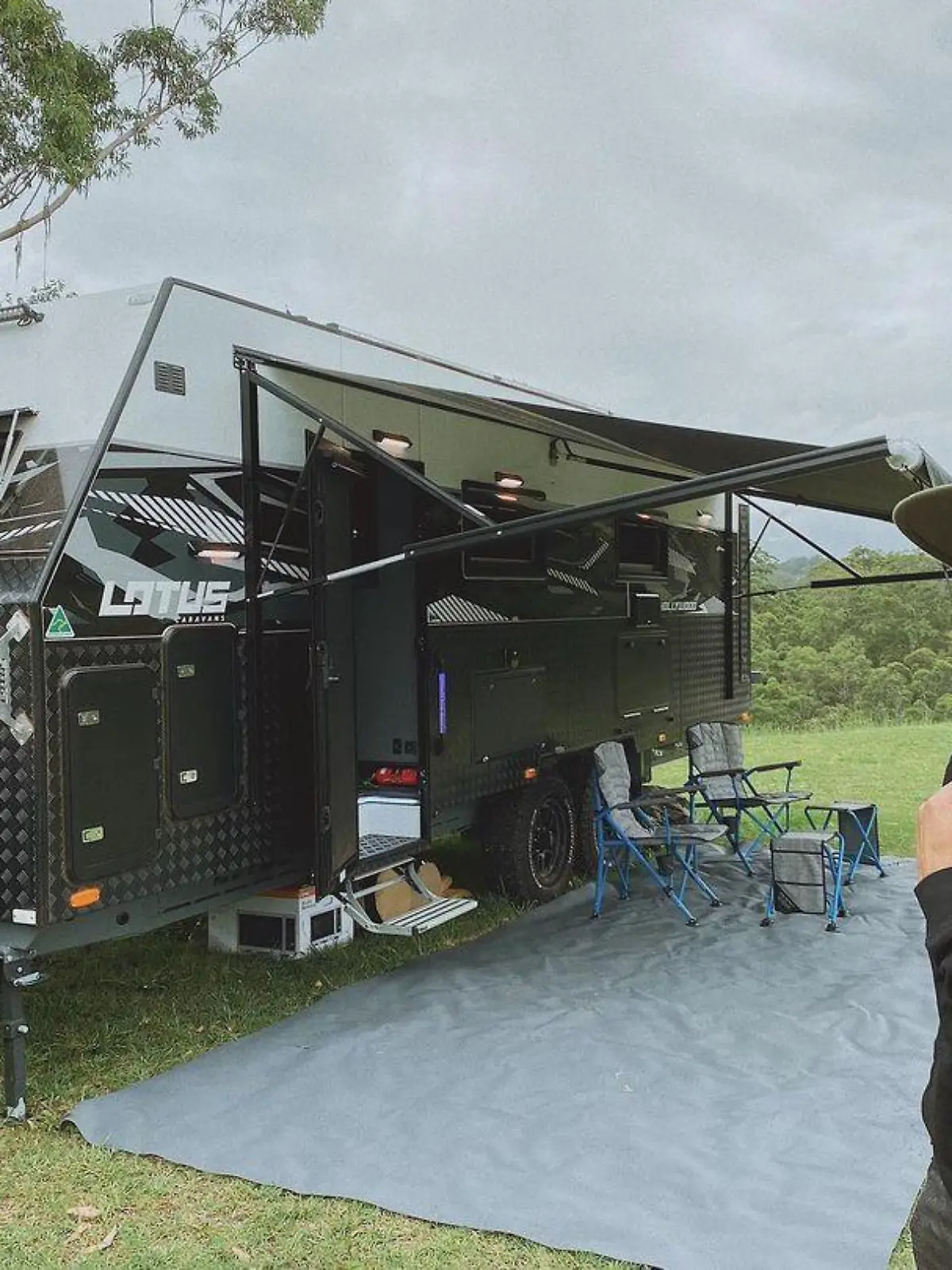 Zac Efron wohnt während seiner Dreharbeiten im australischen Outback in einem Luxux-Camper.