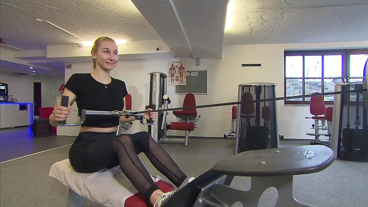 Studentin Paulina trainiert im Fitnessstudio in Bad Iburg