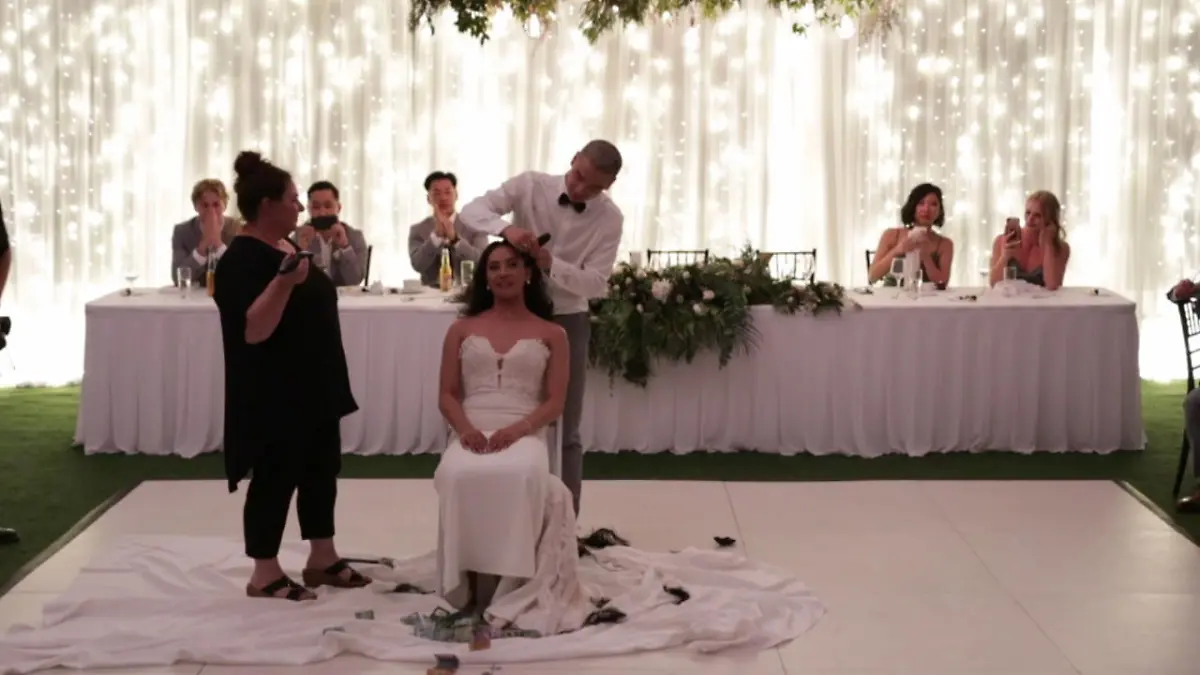 Brautpaar rasiert sich Haare ab An der eigenen Hochzeit