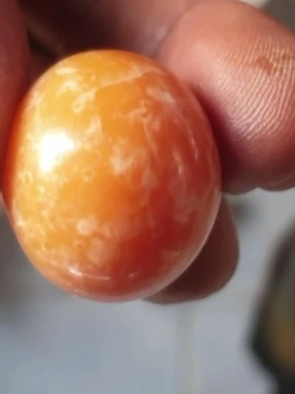 Ein Fischer hat an einem Strand in Thailand eine orangefarbene Melo-Perle gefunden. Ein Interessent aus China sei bereit, umgerechnet rund 285.000 Euro für das seltene Exemplar zu zahlen, berichtet britische „Daily Mail“. Die Geschichte eines glücklichen Zufalls, der vielleicht keiner war, wie der Finder lokalen Medien erklärte. Die Melo-Perle – und wo er sie gefunden hat, im Video.