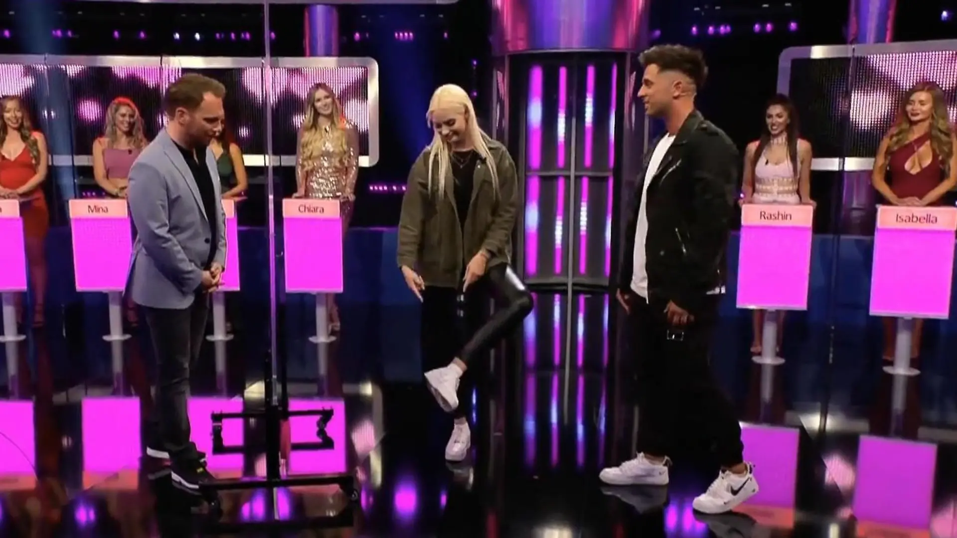 July und Tim: "Air Force"-Liebe auf den ersten Blick "Take Me Out": Die Schuhe waren's