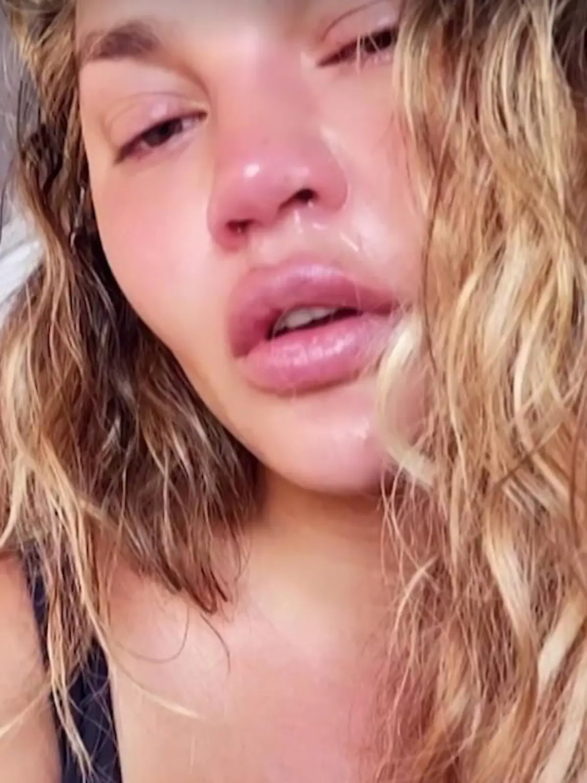 Bild zu: "Chrissy Teigen trauert um ihr verlorenes Kind"