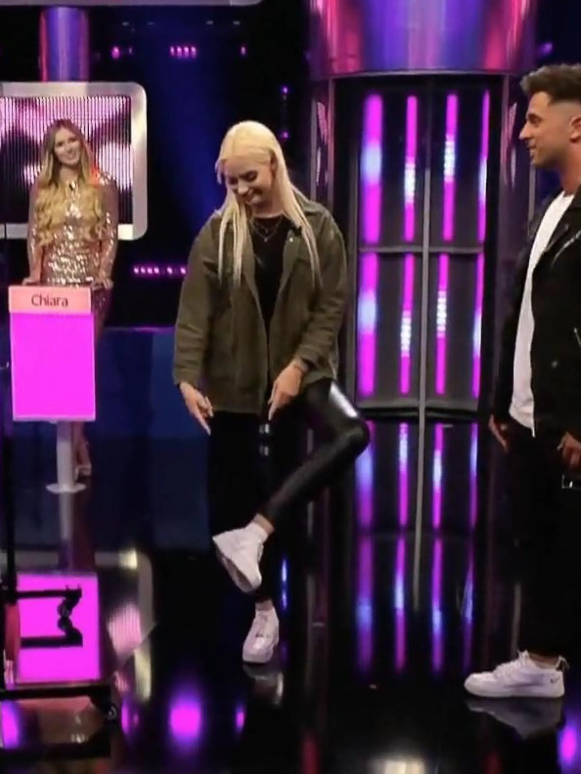 Das gab es so wohl auch noch nicht bei "Take Me Out". Bei Ralf Schmitz haben sich Single-Mann Tim aus Krefeld und Single-Lady July gesucht und gefunden. Und warum? Weil sie die gleichen Schuhe lieben...