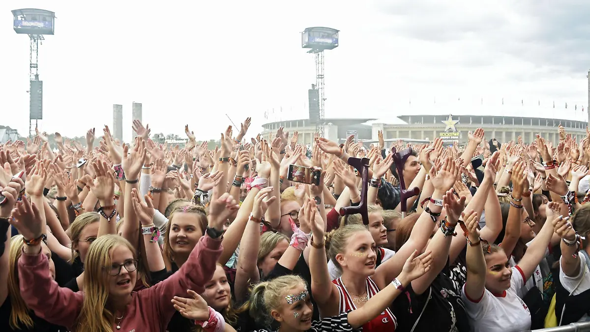 Festivalbesucher beim Lollapalooza Festival im Olympiastadion und Olympiapark. Berlin, 08.09.2019 *** Festival visitors at the Lollapalooza Festival in the Olympiastadion and Olympiapark Berlin, 08 09 2019 Foto:xN.xKubelkax/xFuturexImage