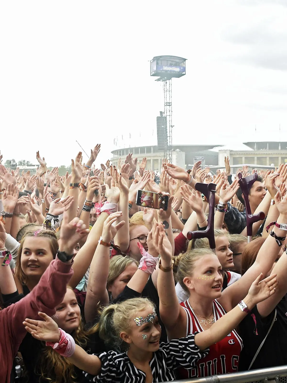  Festivalbesucher beim Lollapalooza Festival im Olympiastadion und Olympiapark. Berlin, 08.09.2019 *** Festival visitors at the Lollapalooza Festival in the Olympiastadion and Olympiapark Berlin, 08 09 2019 Foto:xN.xKubelkax/xFuturexImage