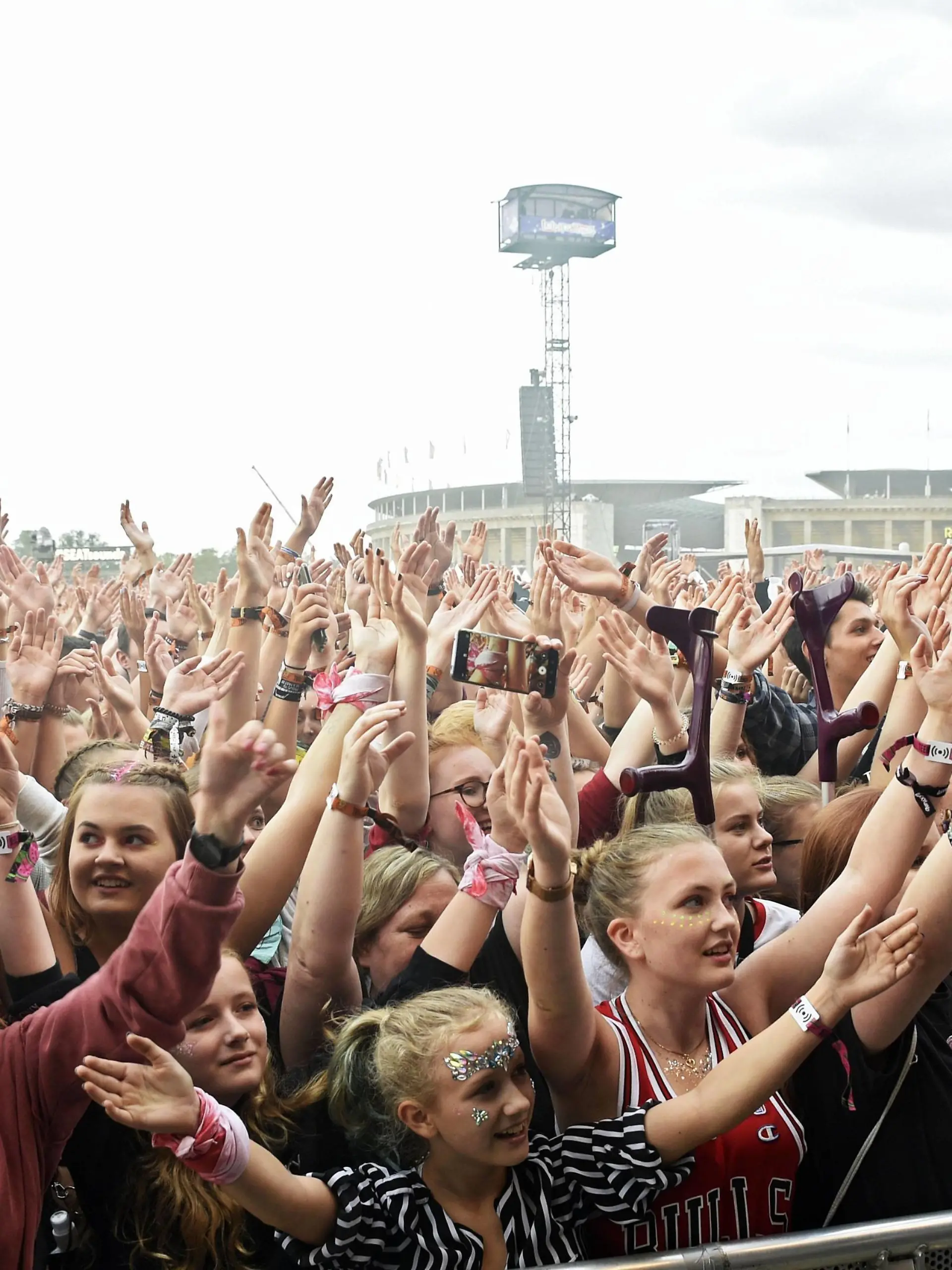  Festivalbesucher beim Lollapalooza Festival im Olympiastadion und Olympiapark. Berlin, 08.09.2019 *** Festival visitors at the Lollapalooza Festival in the Olympiastadion and Olympiapark Berlin, 08 09 2019 Foto:xN.xKubelkax/xFuturexImage