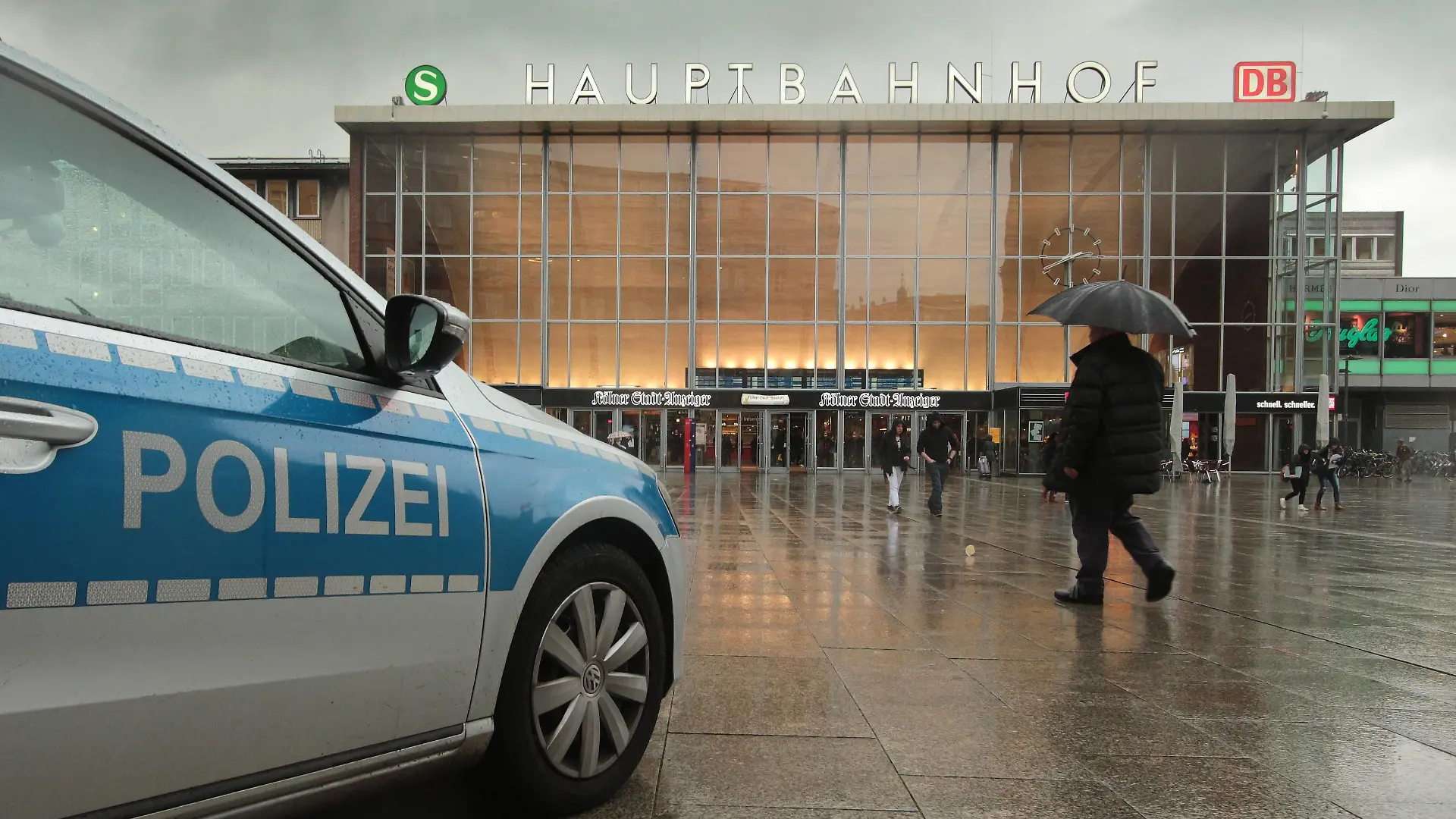 Bilder des Tages nach den Ausschreitungen in der Silvester Nacht am Hauptbahnhof Köln mit Raub und sexuellen Übergriffen auf Frauen verstärkt die Kölner Polizei ihre Präsenz in der Innenstadt rund um den Bahnhof und der Domplatte am Dom, Nordrhein-Westfalen, DeutschlandImages the Day after the Riots in the New Yearu0026#39;s Eve Night at Central Station Cologne with Robbery and sexual Assault on Women strengthened the Cologne Police theirs Presence in the Inner city Around to the Station and the Domplatte at Dom North Rhine Westphalia Germany
