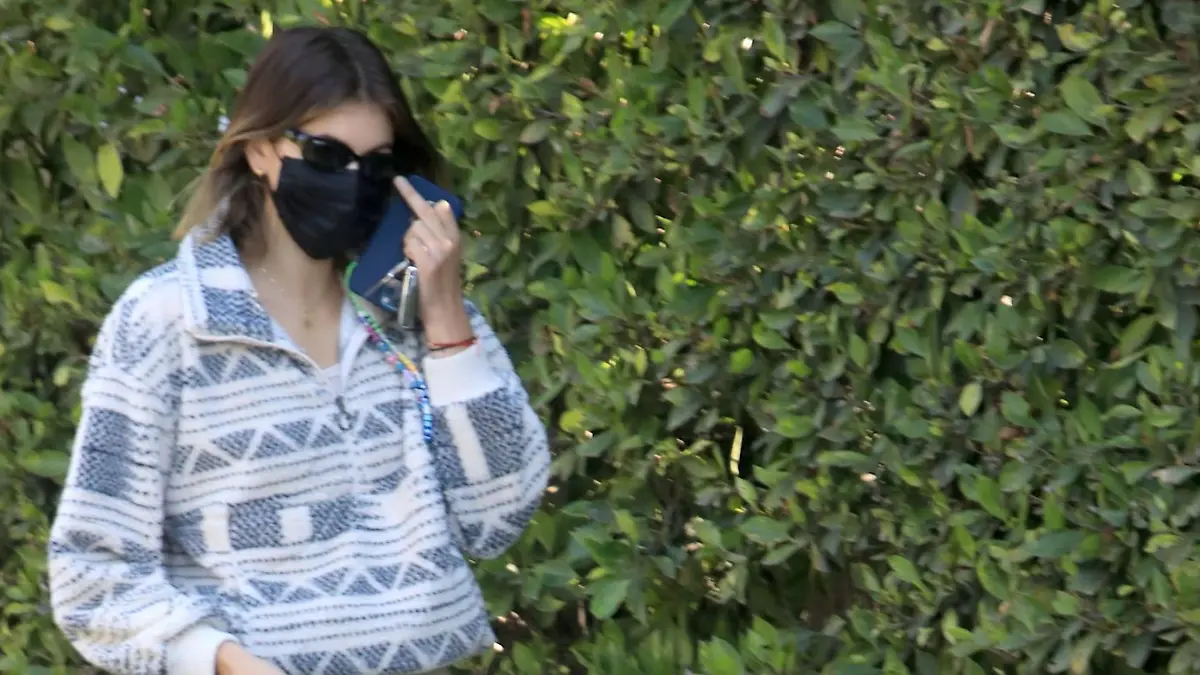Model Kaia Gerber zeigt Paparazzi dem Mittelfinger.