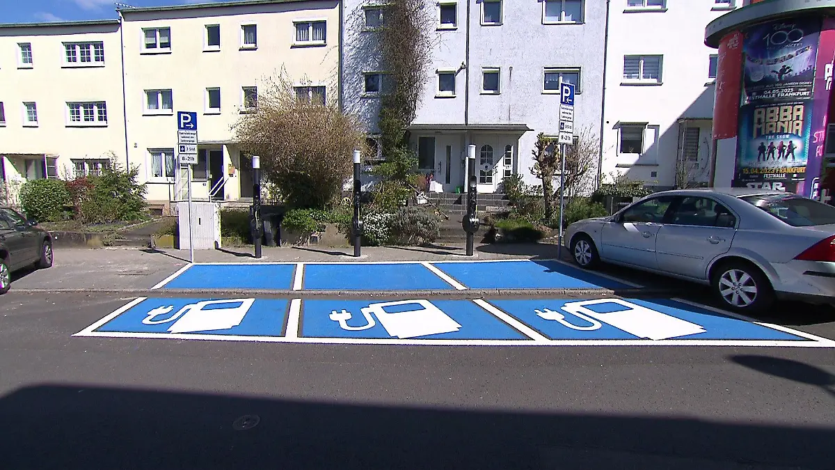 Drei blaue E-Ladestationen in Frankfurt Oberrad