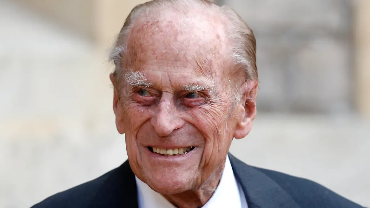 ARCHIV - 22.07.2020, Großbritannien, Windsor: Prinz Philip, Herzog von Edinburgh, lächelt vor Schloss Windsor bei der Zeremonie zur Übergabe seiner militärischen Funktion als Ehrenoberst des Infanterieregiments «The Rifles» der Armee von Großbritannien an seine Schwiegertochter, Herzogin Camilla. (zu dpa «Seltene Botschaft: Prinz Philip dankt Lehrern und Schulpersonal») Foto: Adrian Dennis/PA Wire/dpa +++ dpa-Bildfunk +++