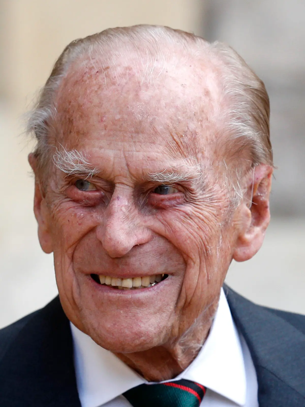 ARCHIV - 22.07.2020, Großbritannien, Windsor: Prinz Philip, Herzog von Edinburgh, lächelt vor Schloss Windsor bei der Zeremonie zur Übergabe seiner militärischen Funktion als Ehrenoberst des Infanterieregiments «The Rifles» der Armee von Großbritannien an seine Schwiegertochter, Herzogin Camilla. (zu dpa «Seltene Botschaft: Prinz Philip dankt Lehrern und Schulpersonal») Foto: Adrian Dennis/PA Wire/dpa +++ dpa-Bildfunk +++