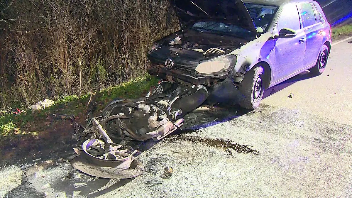 Das Motorrad fing Feuer, der Fahrer wurde unter dem Auto eingeklemmt.