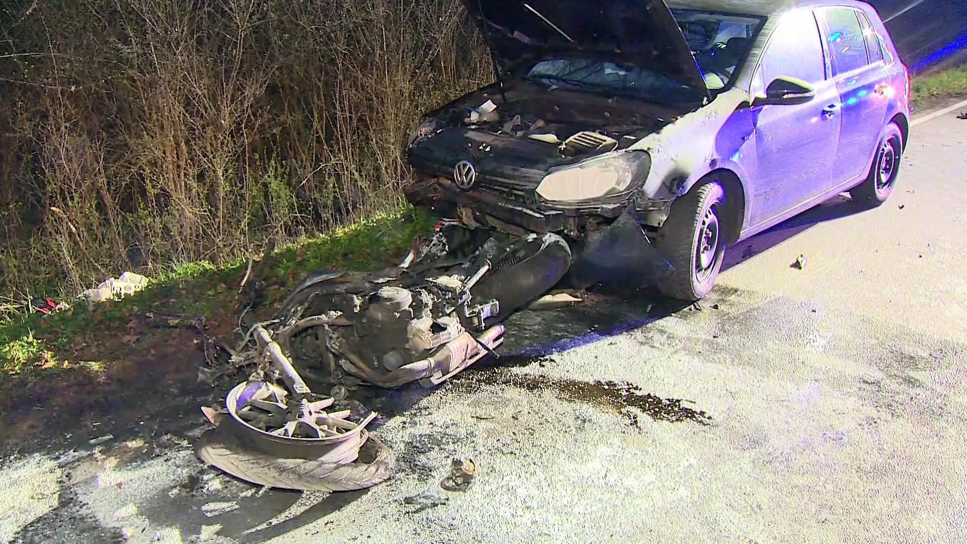 Das Motorrad fing Feuer, der Fahrer wurde unter dem Auto eingeklemmt.