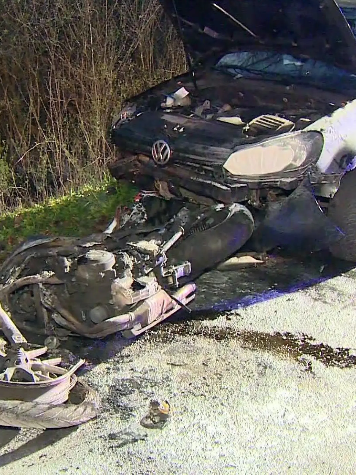 Das Motorrad fing Feuer, der Fahrer wurde unter dem Auto eingeklemmt.