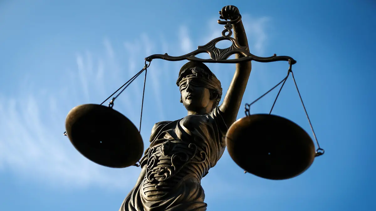 ARCHIV - 09.09.2014, Bayern, Bamberg: Eine Statue der Justitia hält eine Waage in ihrer Hand. (zu dpa «Politik ohne Respekt vor der Justiz? Fall Sami A. löst Debatte aus» vom 16.08.2018) Foto: David-Wolfgang Ebener/dpa +++ dpa-Bildfunk +++